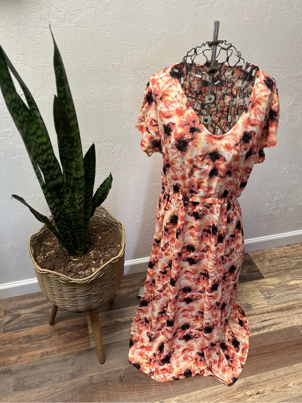 Studio by Bobeau Floral Maxi Dress M V-Neck Short Sleeve‎ Textured Fabric